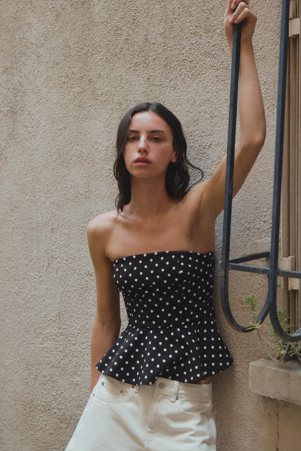 ZARA ТОП С БАСКОЙ И ОТКРЫТЫМИ ПЛЕЧАМИ, ЧЕРНЫЙ/БЕЛЫЙ
