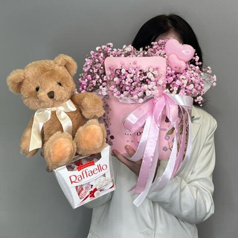 Сумка с гипсофилой с мишкой и конфетами