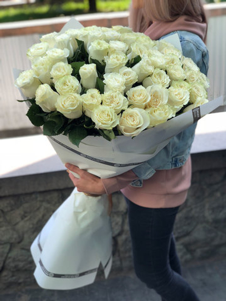 Букет из 51 белой метровой розы