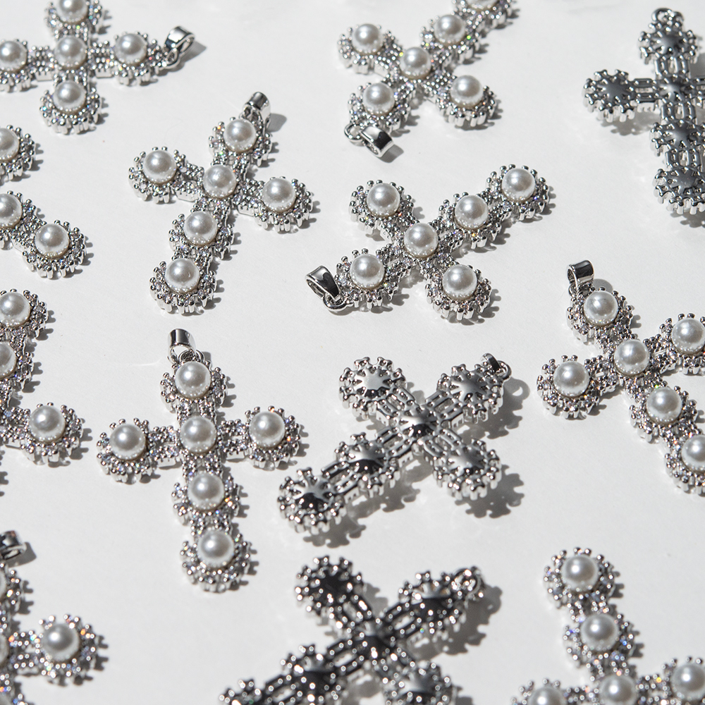 Подвеска с бейлом "Крест", хрустальный жемчуг, фианиты, 39*27,5мм, родирование