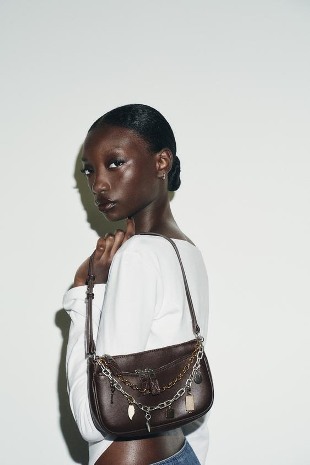 ZARA МИНИ-СУМКА С ПЛЕЧЕВЫМ РЕМНЕМ И ПОДВЕСКАМИ, КОРИЧНЕВЫЙ