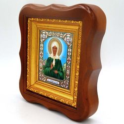 Икона святой Матроны на фоне Москвы.