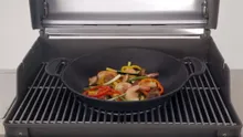 Чугунный вок Weber Crafted с корзиной для приготовления на пару