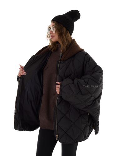 Черный пуховик-летучая мышь с вязаным капюшоном