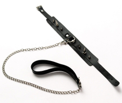 Черный ошейник с шипами и поводком