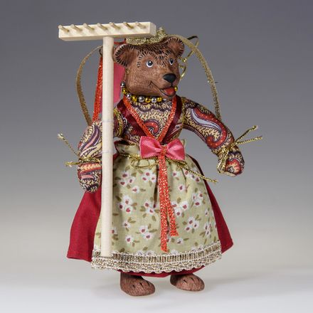 Ёлочная игрушка Медведица "Маша" с граблями