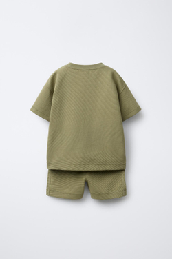 ZARA КОМПЛЕКТ ИЗ ФУТБОЛКИ И ШОРТОВ-БЕРМУДОВ ИЗ РЕЛЬЕФНОЙ ТКАНИ, ЗЕЛЕНЫЙ