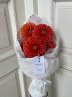 Кулек из георгин в оранжевом оттенке