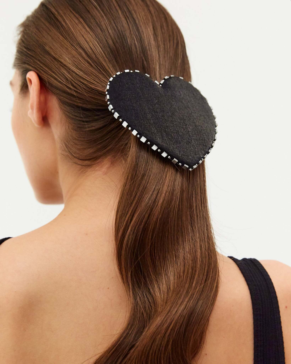 Заколка-сердце с серебристым декором