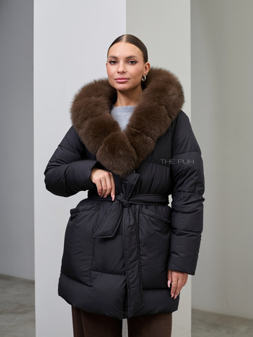 Удлиненный черный пуховик с поясом и коричневым мехом