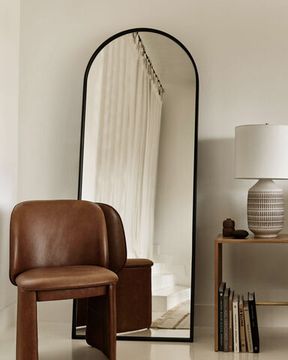Зеркало в черной арочной раме “Хансен”