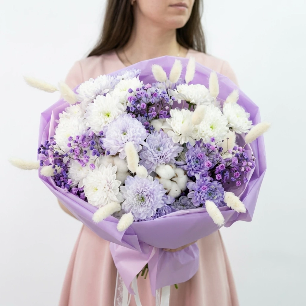 Букет Сиреневый с хризантемой Алтай и хлопком.