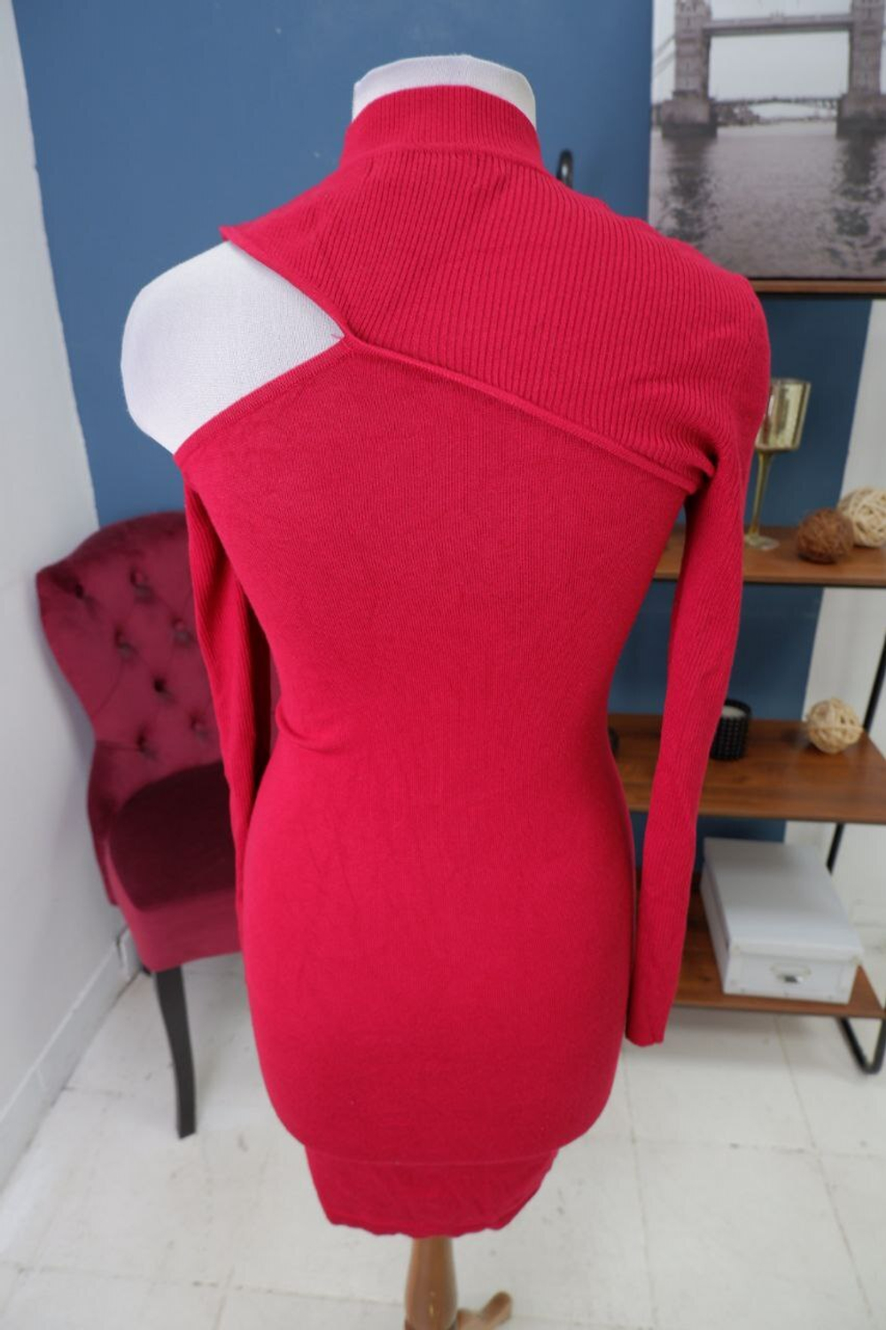 Платье Lost Ink с открытым плечом 42 размер