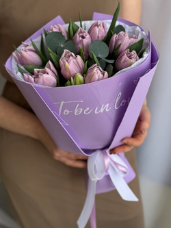Роскошные пионовидные тюльпаны сиреневого оттенка в авторском оформлении от Флора Маркет