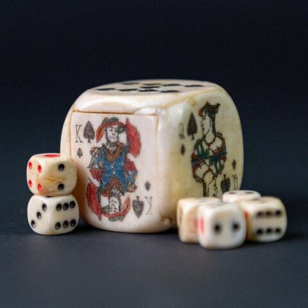 Винтаж: Шкатулка в виде куба с игрой в «Кости»