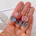 LEFIREL' Серьги серебряные женские "Ирисы" с цветами из муранского стекла / ювелирные украшения из родированного серебра 925