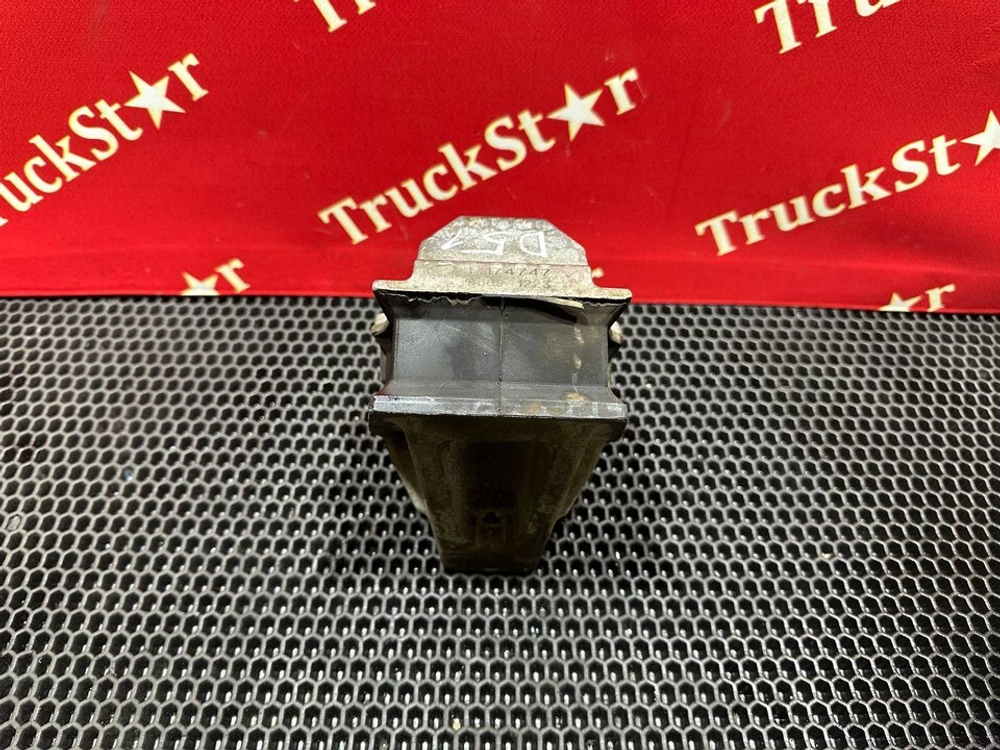 Подушка двигателя передняя 2019г