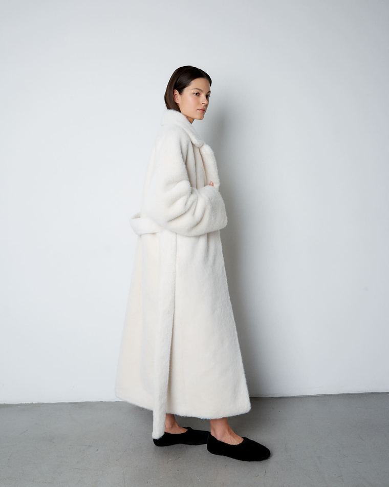 Шуба из искусственного меха норки молочный