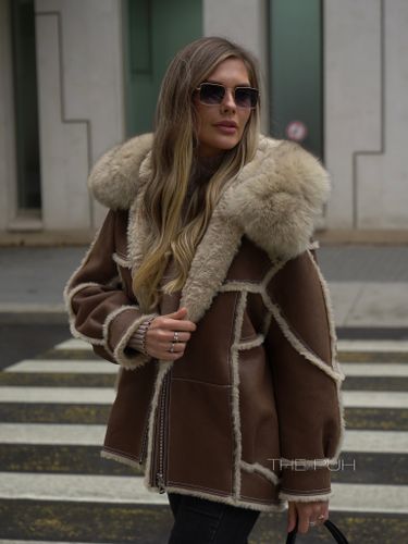 Коричневая дубленка с мехом песца на капюшоне