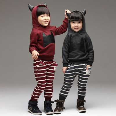 Костюм из брюк и худи со вставками и рожками в кожаном стиле