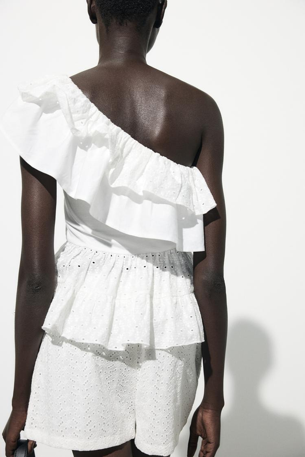 ZARA ТОП АСИММЕТРИЧНОГО КРОЯ С ВЫШИВКОЙ, БЕЛЫЙ