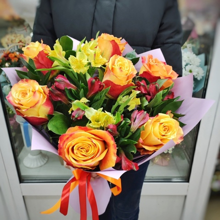 Авторский букет с розами и альстромериями