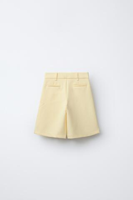 ZARA ШОРТЫ-БЕРМУДЫ С ЦВЕТОЧНОЙ НАШИВКОЙ, ПАСТЕЛЬНО-ЖЕЛТЫЙ