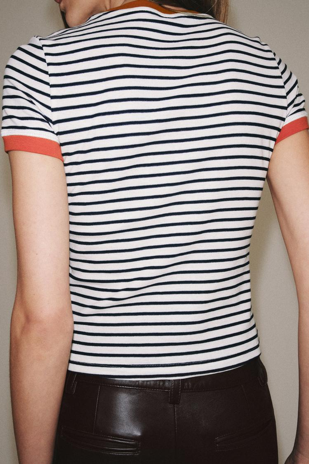 ZARA ФУТБОЛКА В ПОЛОСКУ С КОРОТКИМ РУКАВОМ, ЭКРЮ/ТЕМНО-СИНИЙ