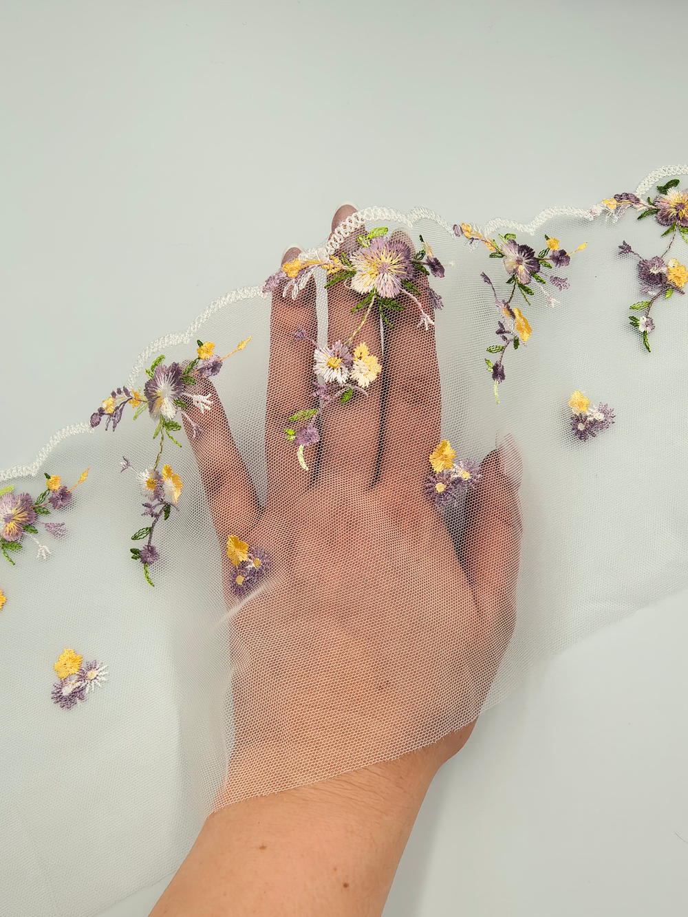 Вышивка на сетке белый/мультиколор К815 правая (15 см)