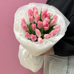 Букет свежих розовых тюльпанов