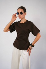 Футболка приталенная ,с разрезом сзади.