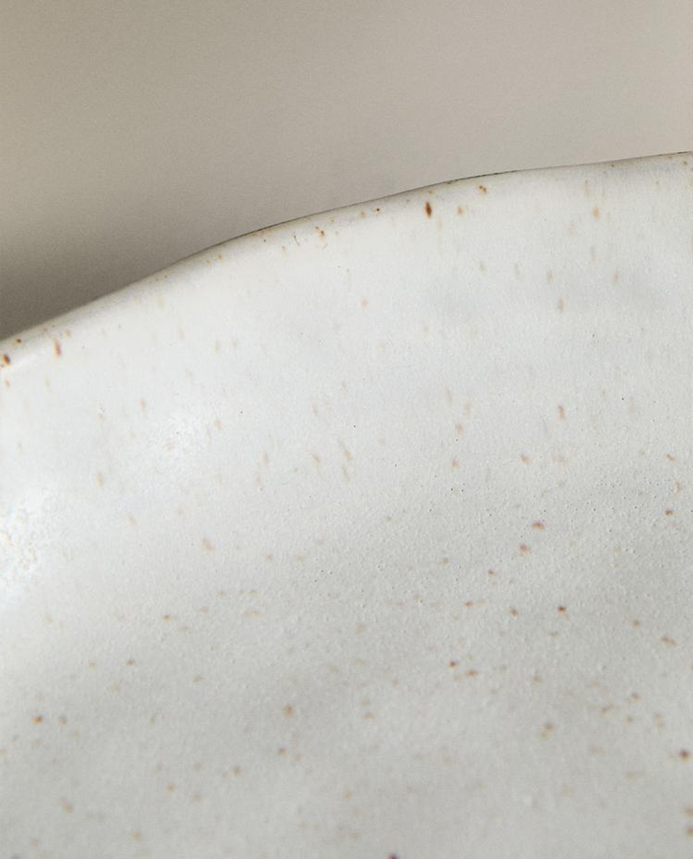 ZARA HOME МАЛЕНЬКОЕ КРУГЛОЕ СЕРВИРОВОЧНОЕ БЛЮДО С РЕЛЬЕФНОЙ ПОВЕРХНОСТЬЮ, ЖЕЛТОВАТО-БЕЛЫЙ