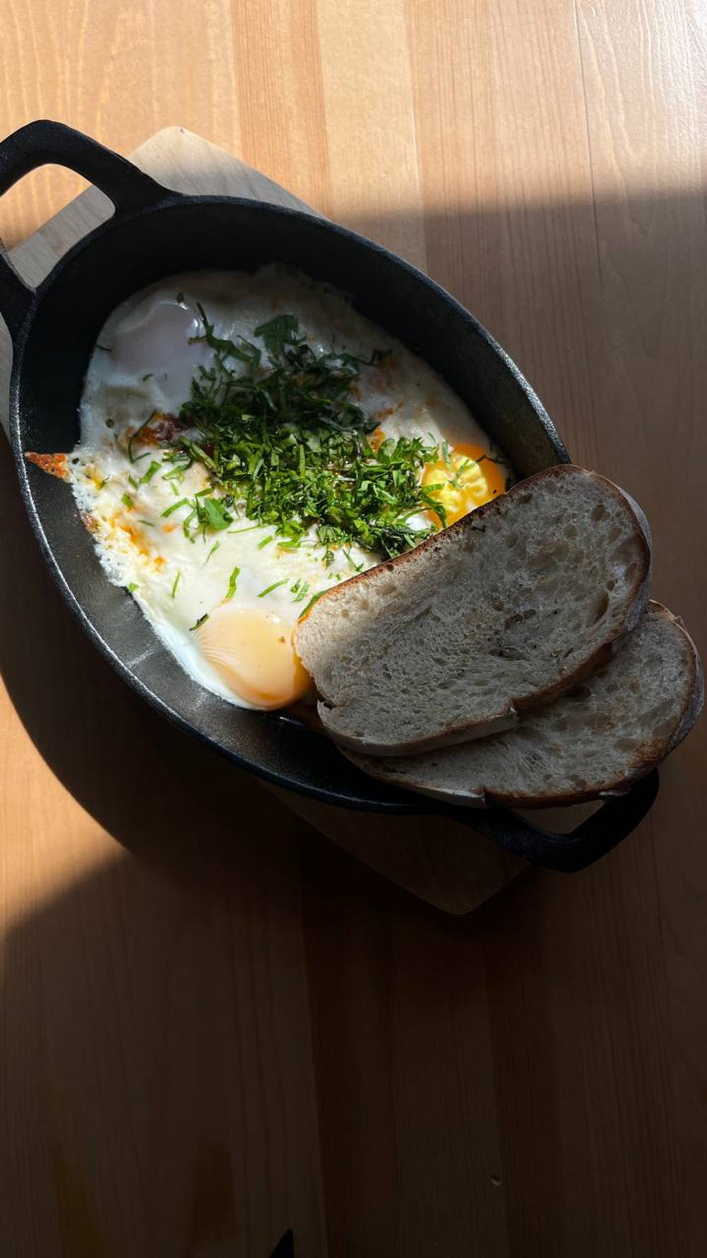 Яичница с мясным рагу из печи (Шакшука болоньезе)