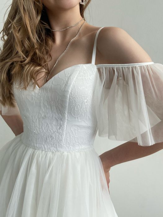 Свадебное корсетное платье с пышной юбкой миди (молочный)