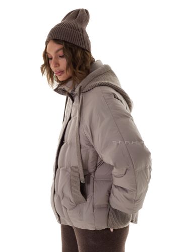 Тонкий пуховик с вязаным капюшоном в цвете капучино