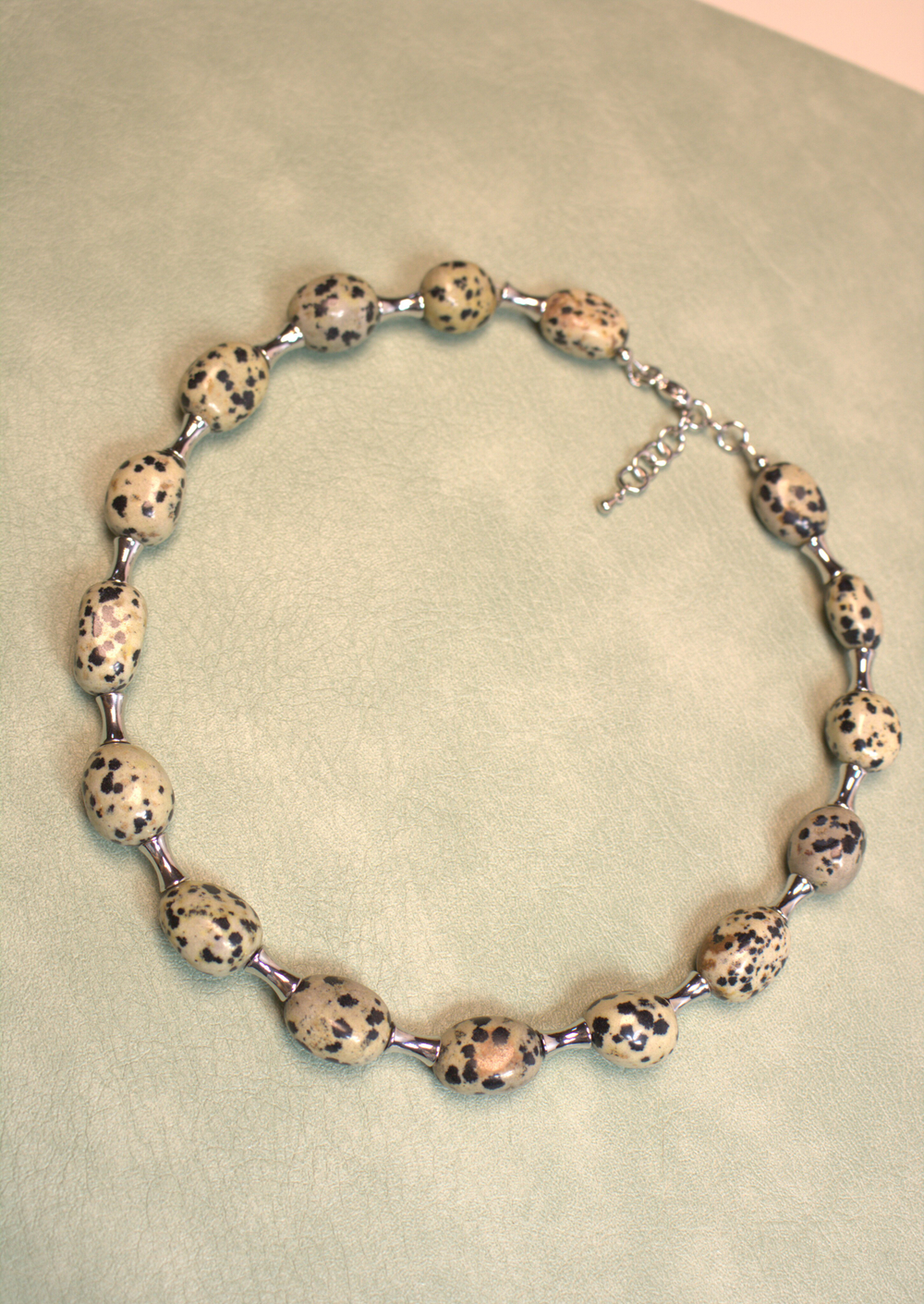 Чокер из крупных камней далматиновой яшмы «Далматиновая Грань»