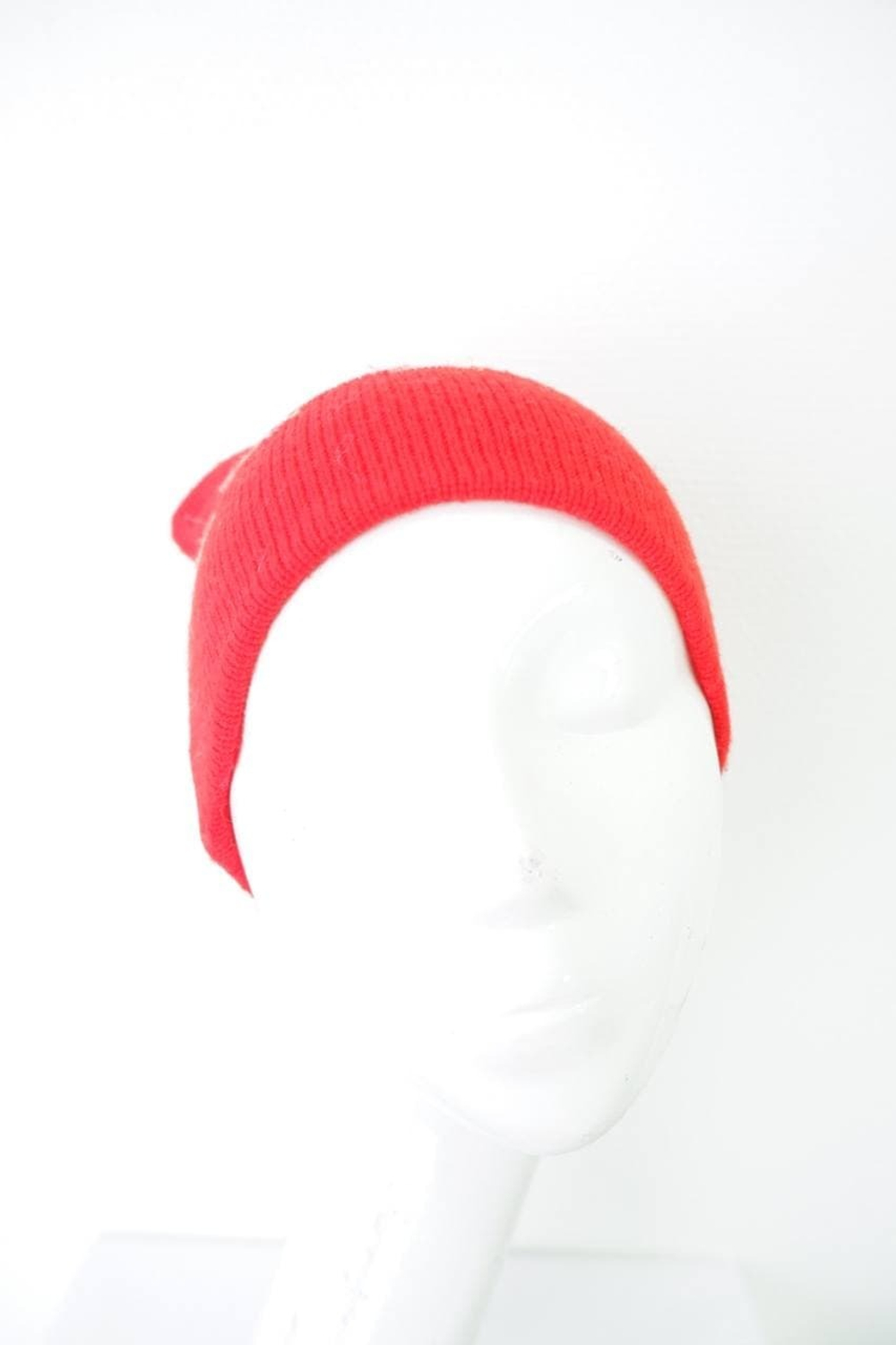 Шапка с принтом красная