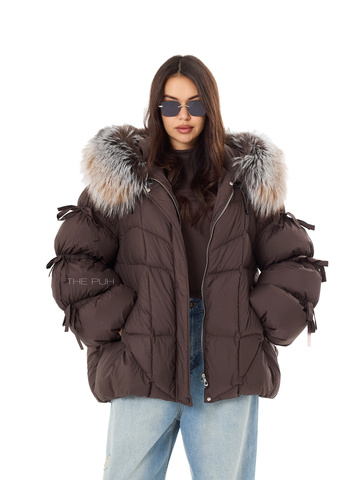 Шоколадный пуховик с мехом енота и завязками на рукавах