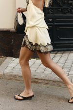 Юбка мини с разрезом и кружевом lime