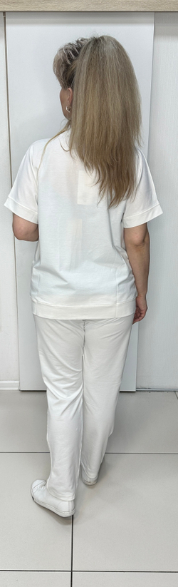 Белый трикотажный брючный костюм