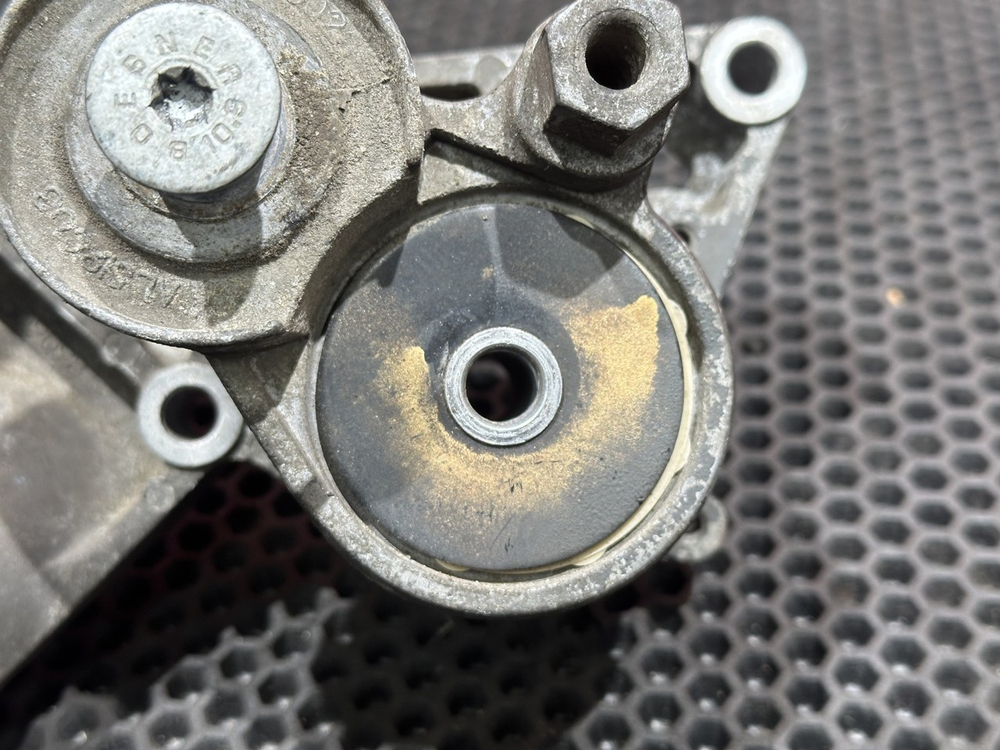 Кронштейн ролика приводного ремня