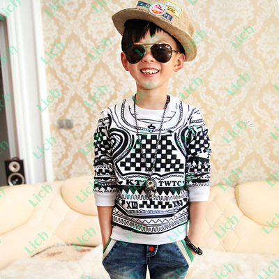 Лонгслив с геометрическим принтом и буквами