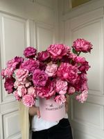 Композиция из ярких роз