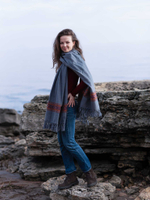 Шерстяной палантин с вышивкой