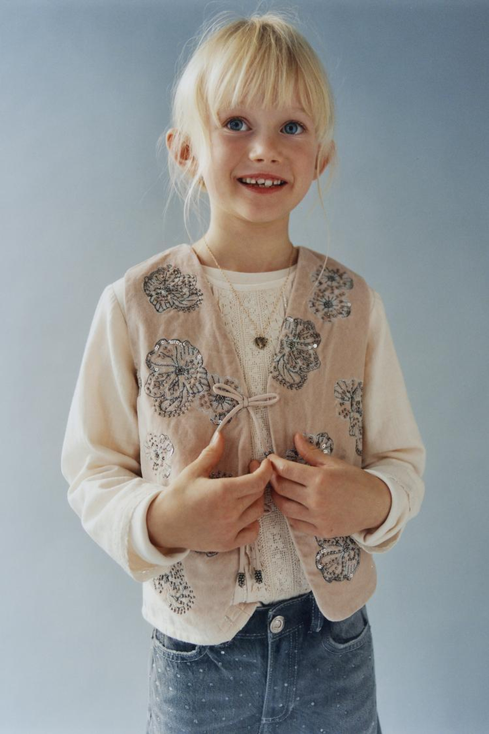 ZARA БАРХАТНЫЙ ЖИЛЕТ С ВЫШИТЫМИ ЦВЕТАМИ И ПАЙЕТКАМИ, ТЕЛЕСНО-РОЗОВЫЙ