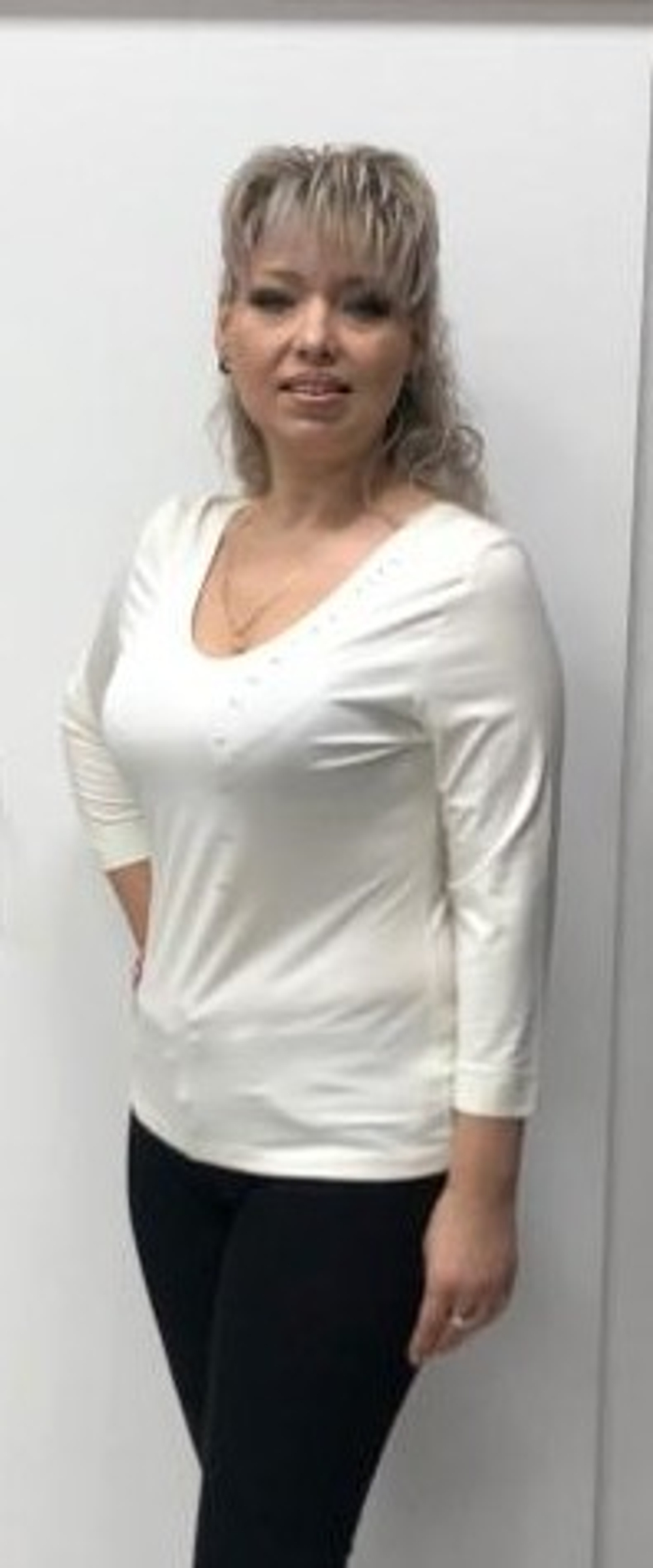 Белый вискозный блузон со стразовым принтом