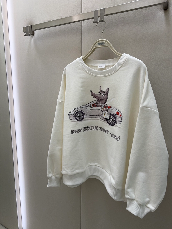 СВИТШОТ РЕНА МОЛОЧНЫЙ ВОЛК ЗНАЕТ ТОЛК