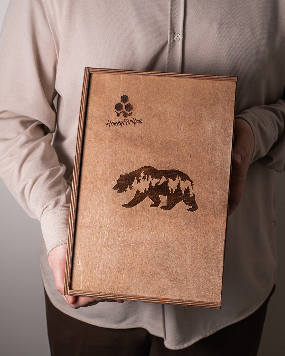 Подарочный набор в деревянном ящике с медом, орехами, деликатесами и дичью №1