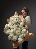 51 белая французская роза в упаковке
