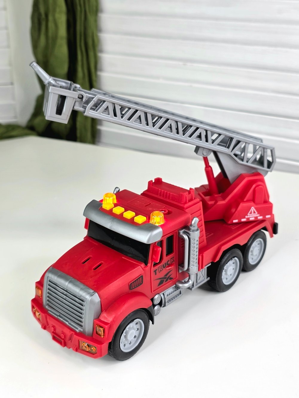 Машинка Пожарная техника со светом и звуком (BHX930-2)